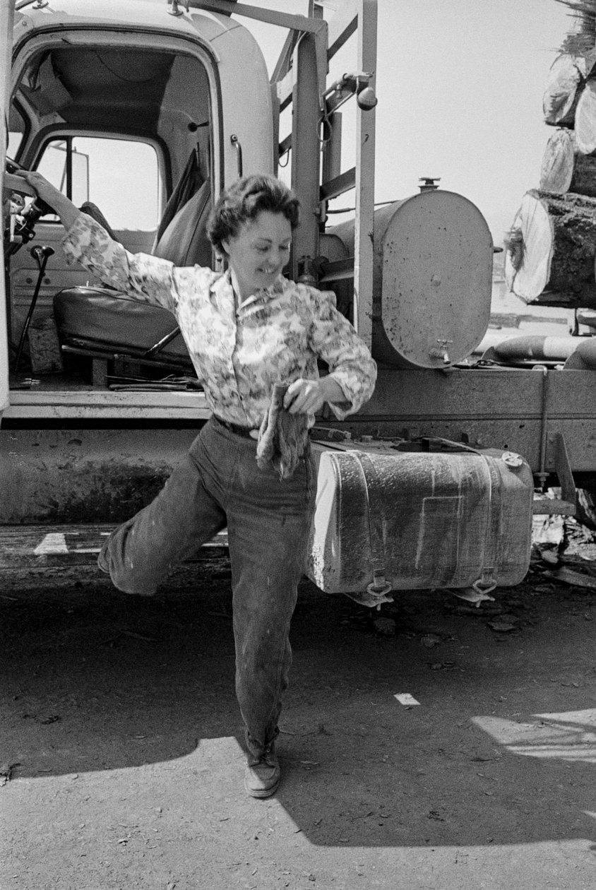 Kuorma-autonkuljettaja Mildred Cooper astuu ulos tukkirekan ohjaamosta... tekijältä Ted Spiegel
