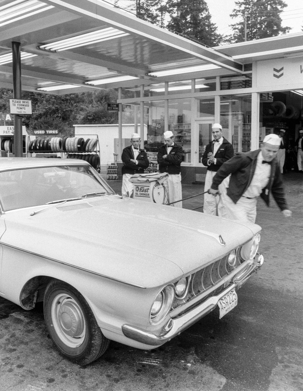 Nuoret miehet kouluttautuvat huoltoasemanhoitajiksi Chevron-asemalla tekijältä Ted Spiegel