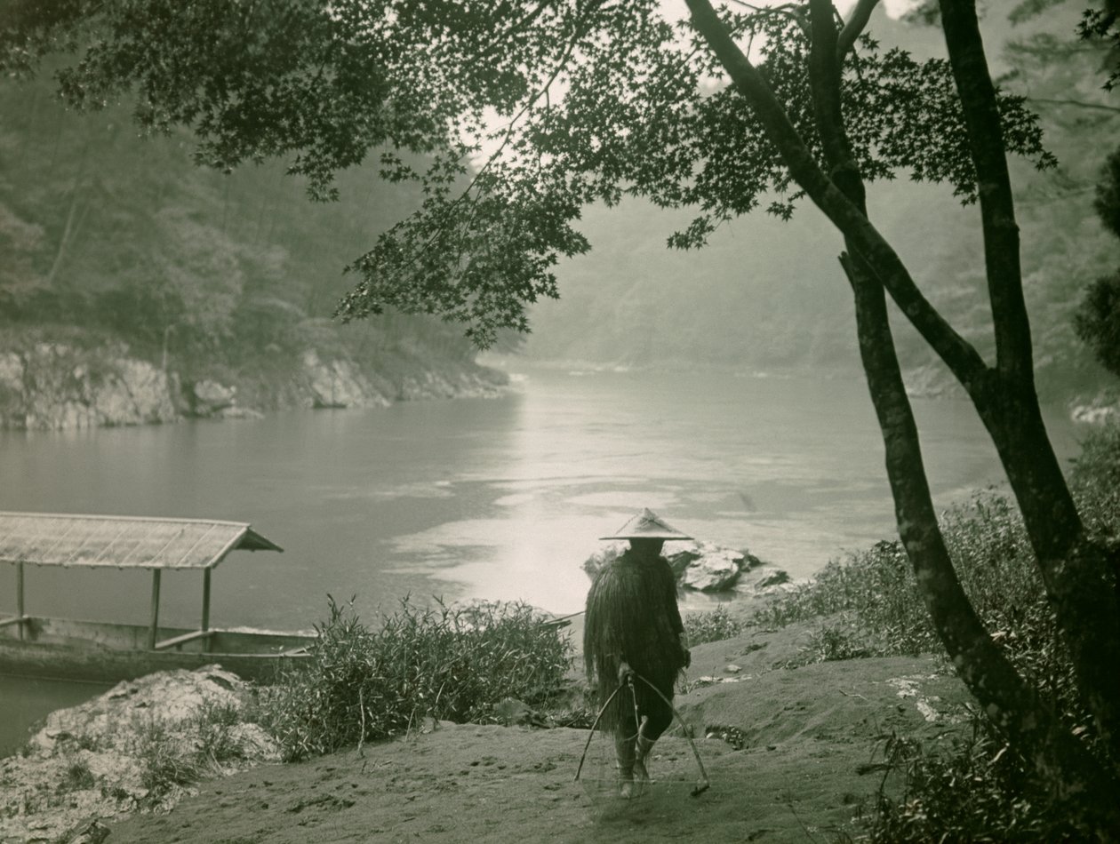 Kalastaja Hozu-joen rannalla, Arashiyaman alueella, Kiotossa noin 1900-1915 (valokuva). tekijältä Teijiro Takagi