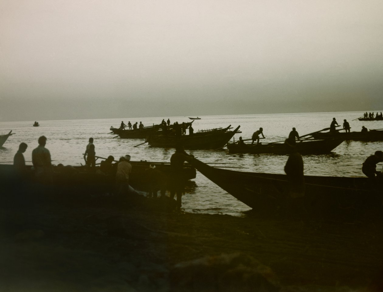 Japanilainen kalastaja merellä, noin 1900 - 1915 (valokuva). tekijältä Teijiro Takagi
