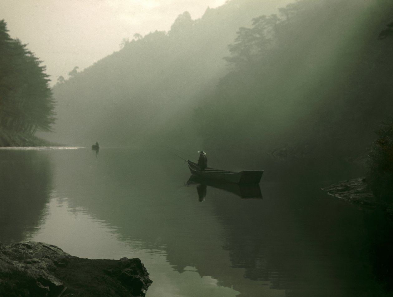 Japanilainen kalastaja Arashiyamassa, Kioton länsipuolella, noin 1900-1915 (valokuva). tekijältä Teijiro Takagi