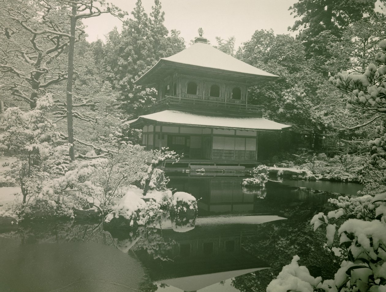 Näkymä Ginkaku-jiin lumen alla Kiotossa, noin 1900 - 1915 (valokuva). tekijältä Teijiro Takagi