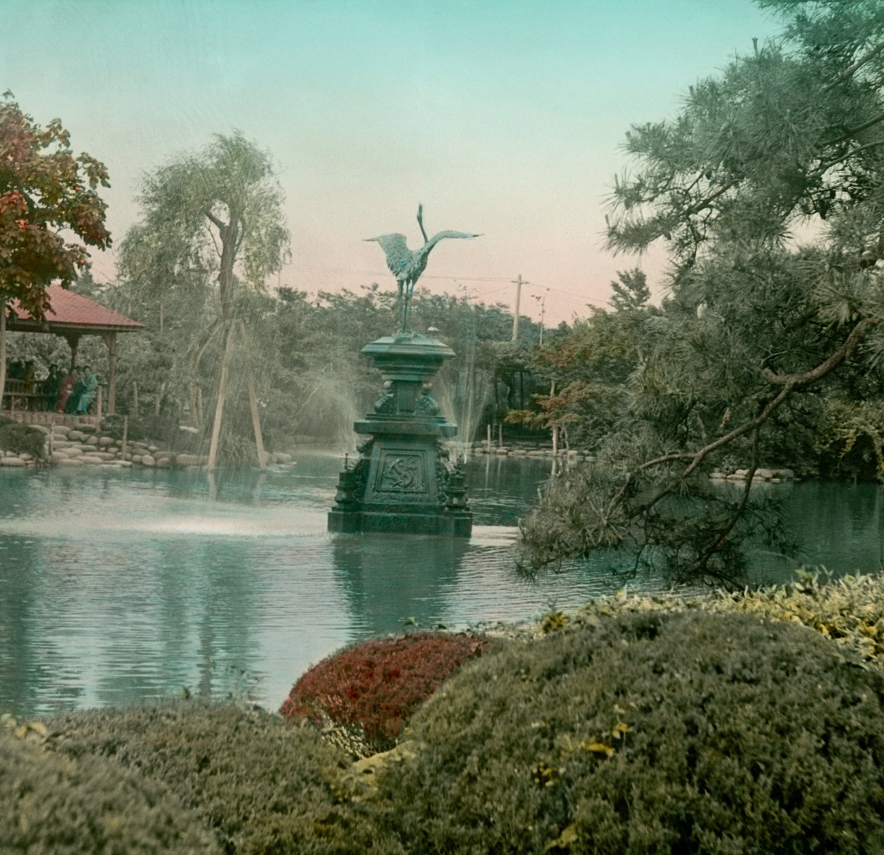 Näkymä Nosturilähteestä Hibiyan puistossa, Tokio, noin 1900-1915 (valokuva). tekijältä Teijiro Takagi
