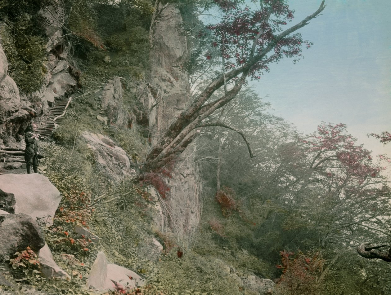 tiellä Kegonin vesiputouksille Nikkoon, noin 1900-1915 (valokuva). tekijältä Teijiro Takagi