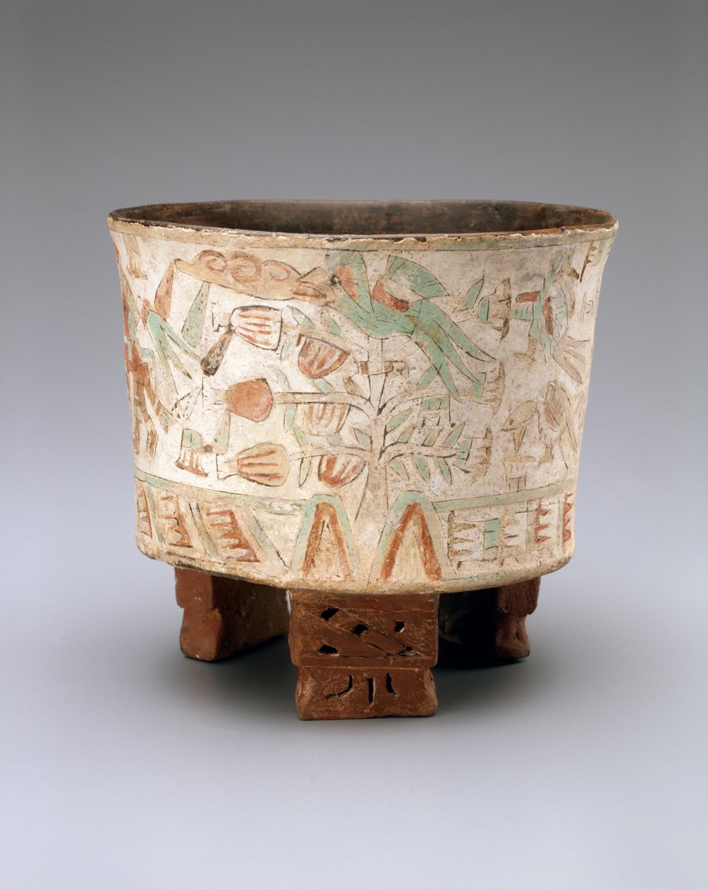 Kolmijalkamaljakko, jossa on kaksi puhalluspistoolia ja Quetzal-lintuja kaakaopuissa, Late Xolalpan, 550-650 (keramiikka maalatulla stukkolla) tekijältä Teotihuacan Teotihuacan