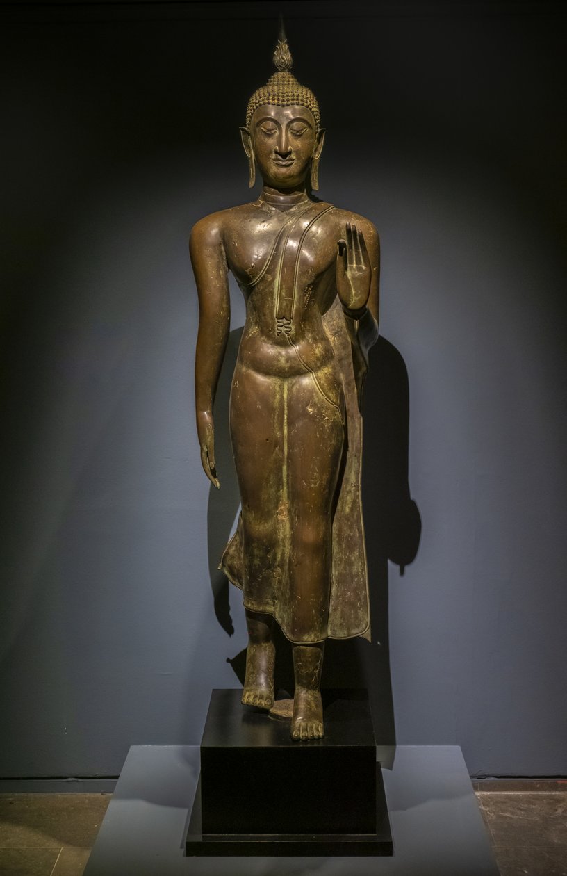 Buddha kävelee. Thaimaa. Thaimaan Sukhothain taidetta, 1400-1500-luku tekijältä Thai School