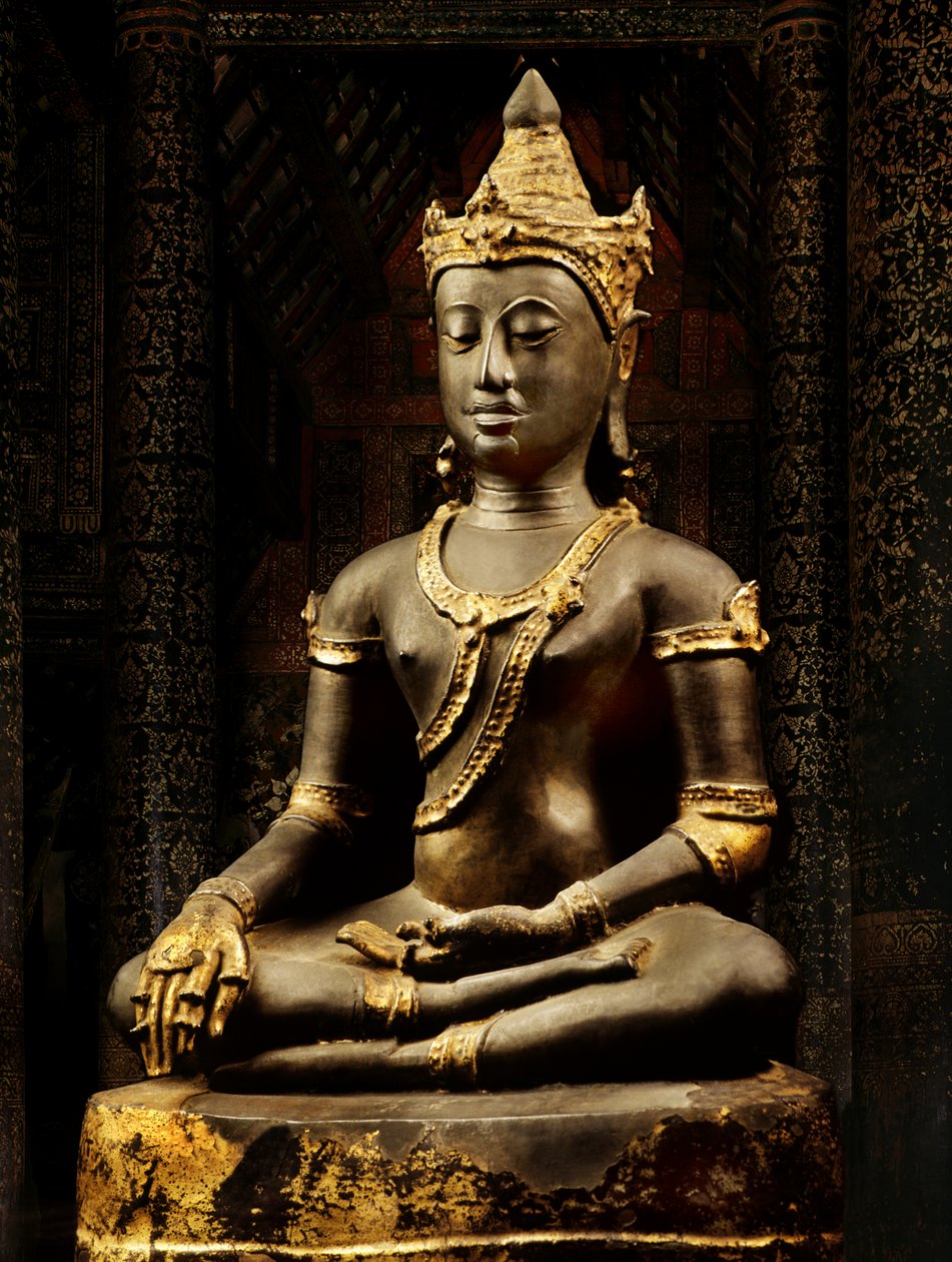 Lanna Buddha koristeltu regalialla tekijältä Thai School