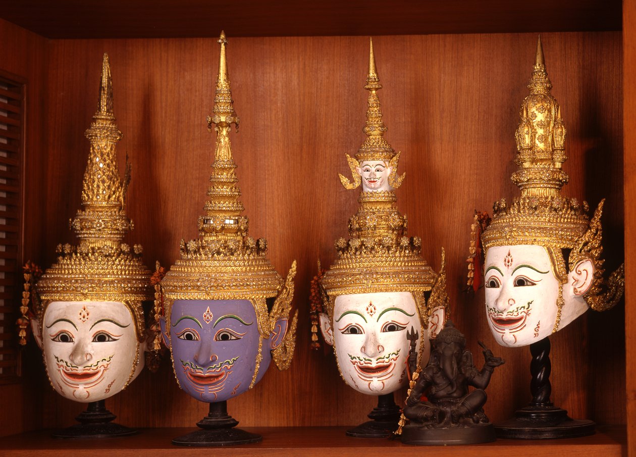 Naamiot Khon-teatteriin (keraamiset ja metalliset) tekijältä Thai School