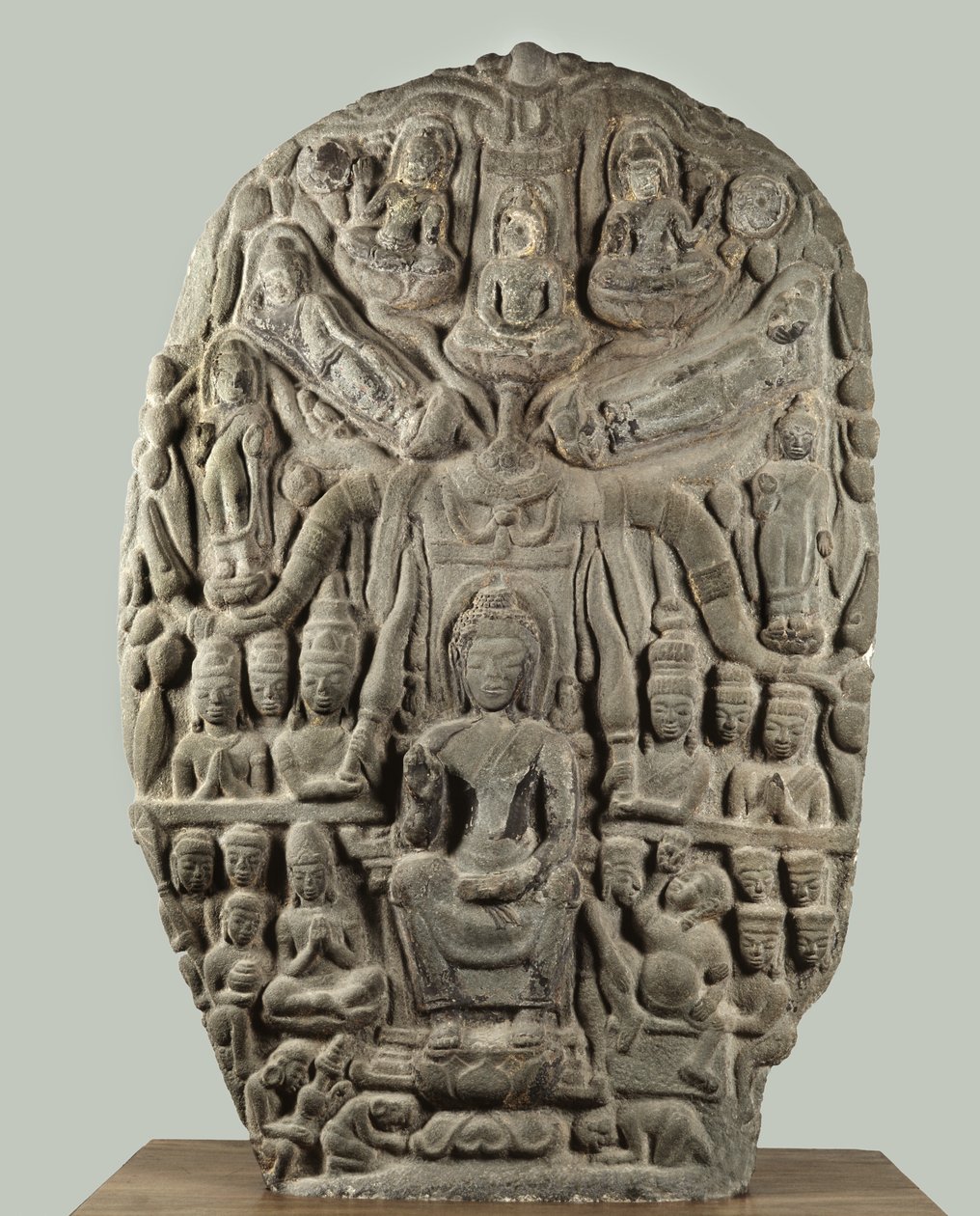 Stelae Buddhan ja palvovien jumalien kanssa, Davaravati-kausi tekijältä Thai School
