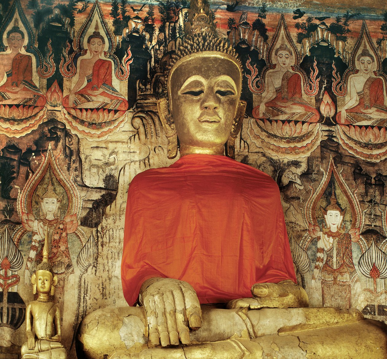 Thai Lu Buddha patsas tekijältä Thai School