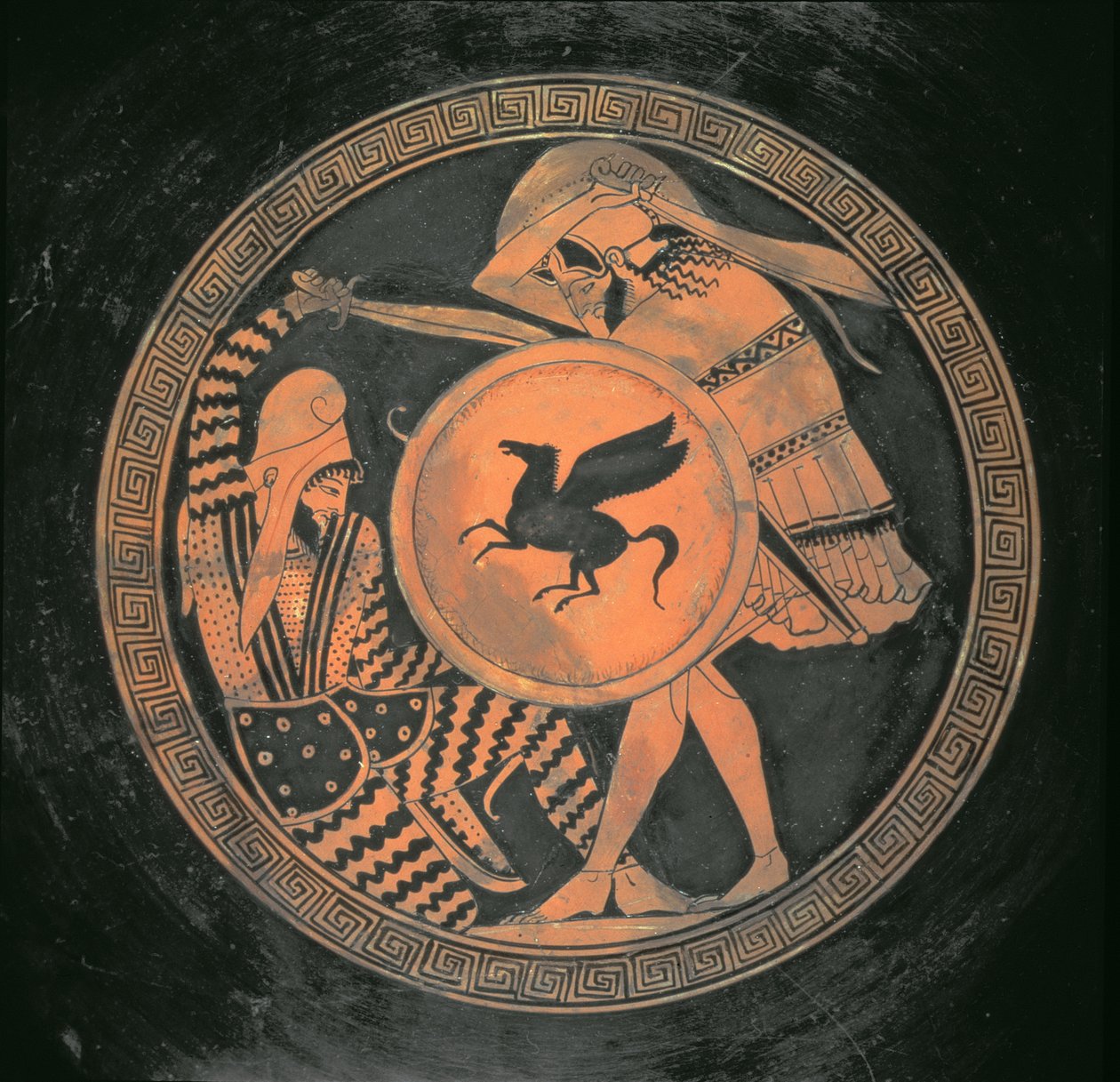 Punainen Kylix-figuuri, joka kuvaa taistelukohtausta hopliitin välillä, kantaen Pegasus-aiheista pyöreää kilpiä ja parrakasta makuuasennossa persialaista, ullakkoa, kreikkalaista, 460 eKr. (keramiikka) tekijältä The Triptolemos Painter The Triptolemos Painter