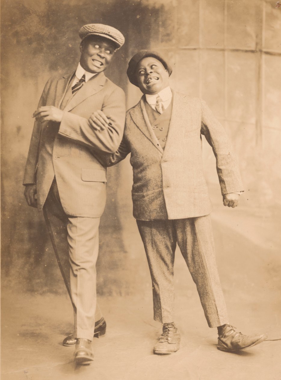 Valokuva kahdesta miehestä, jotka yhdistävät käsiään, 1910-1920-luvut. tekijältä The Bell Studio