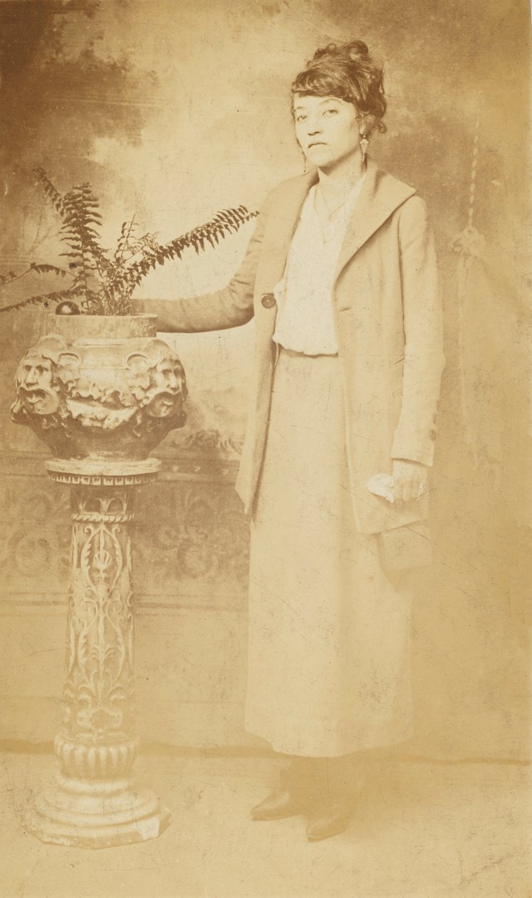 Valokuvapostikortti naisesta, 1918-1930. tekijältä The Rex Photo Studio