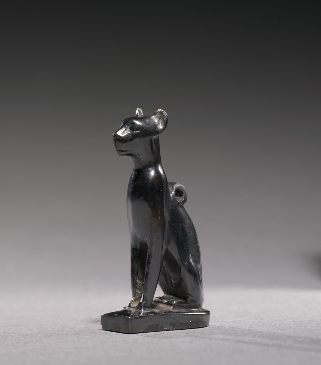 Bastetin amuletti, n. 1069-715 eKr. (hematiitti) tekijältä Third Intermediate Period Egyptian