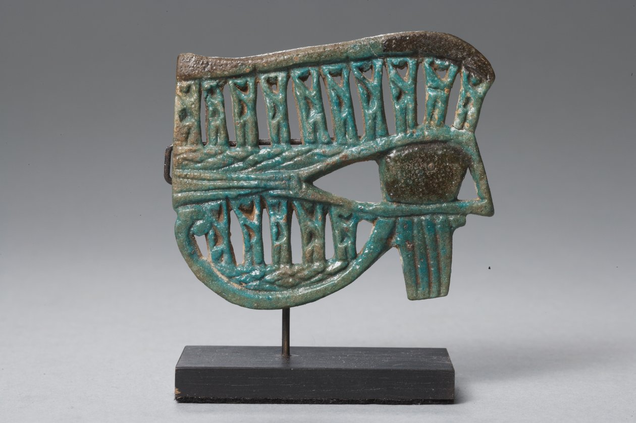 Wedjatin silmäamuletti, jossa on Nehebkau-jumalan hahmoja (fayanssi). tekijältä Third Intermediate Period Egyptian