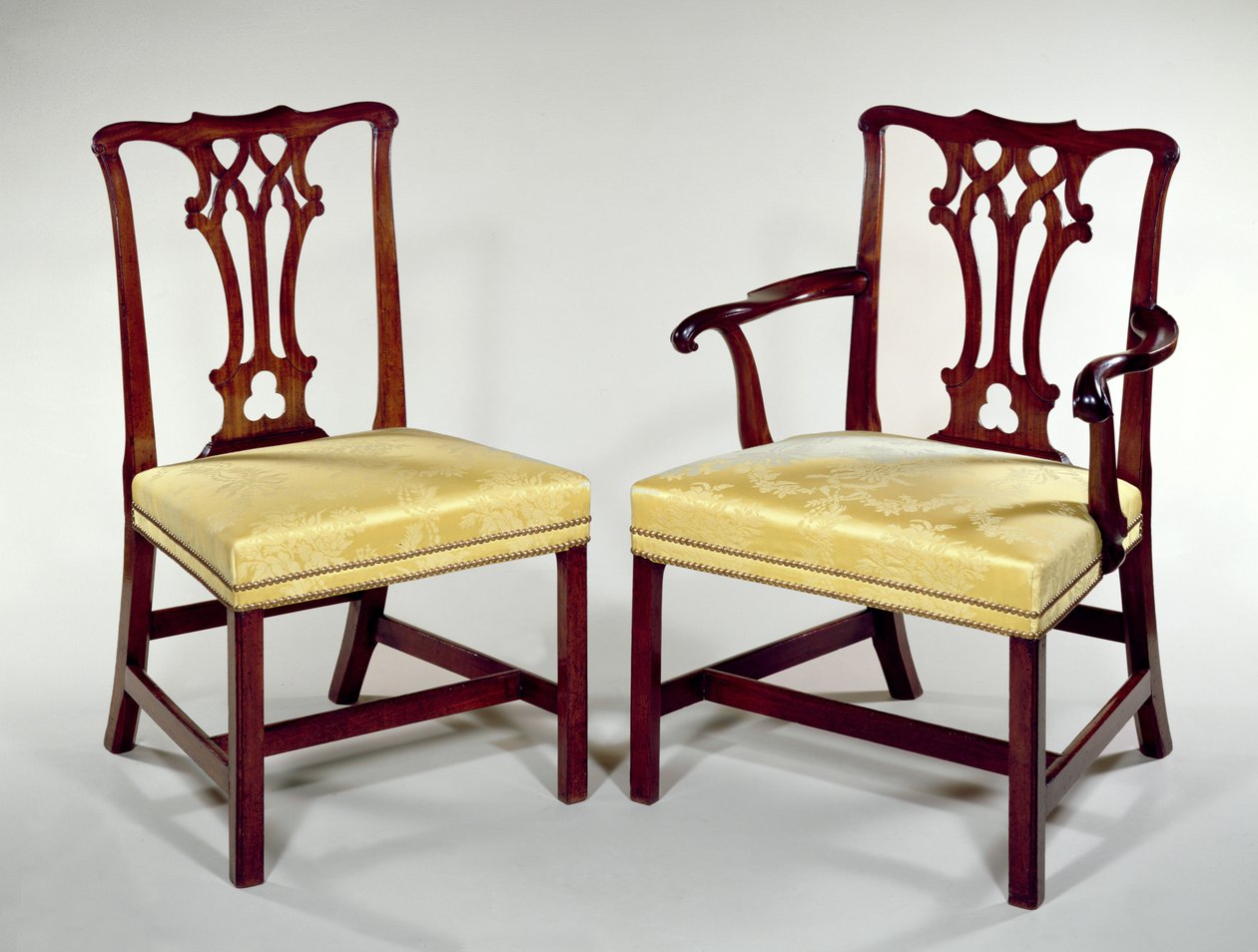 Ruokapöydän tuolit, lomitetut selkänojat ja neliömäiset viistetyt jalat, n. 1760 (mahonki) tekijältä Thomas Chippendale