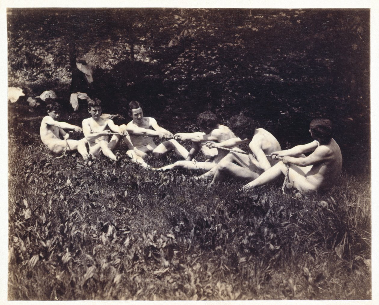 Miesten alastonkuvat istuvassa köydenvetovaunussa, n. 1883 (albumiprintti) tekijältä Thomas Eakins