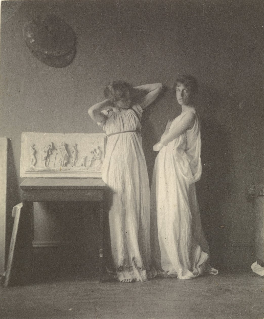 (Kaksi naismallia klassisessa puvussa Eakins Sculpture Arcadian kanssa). tekijältä Thomas Eakins