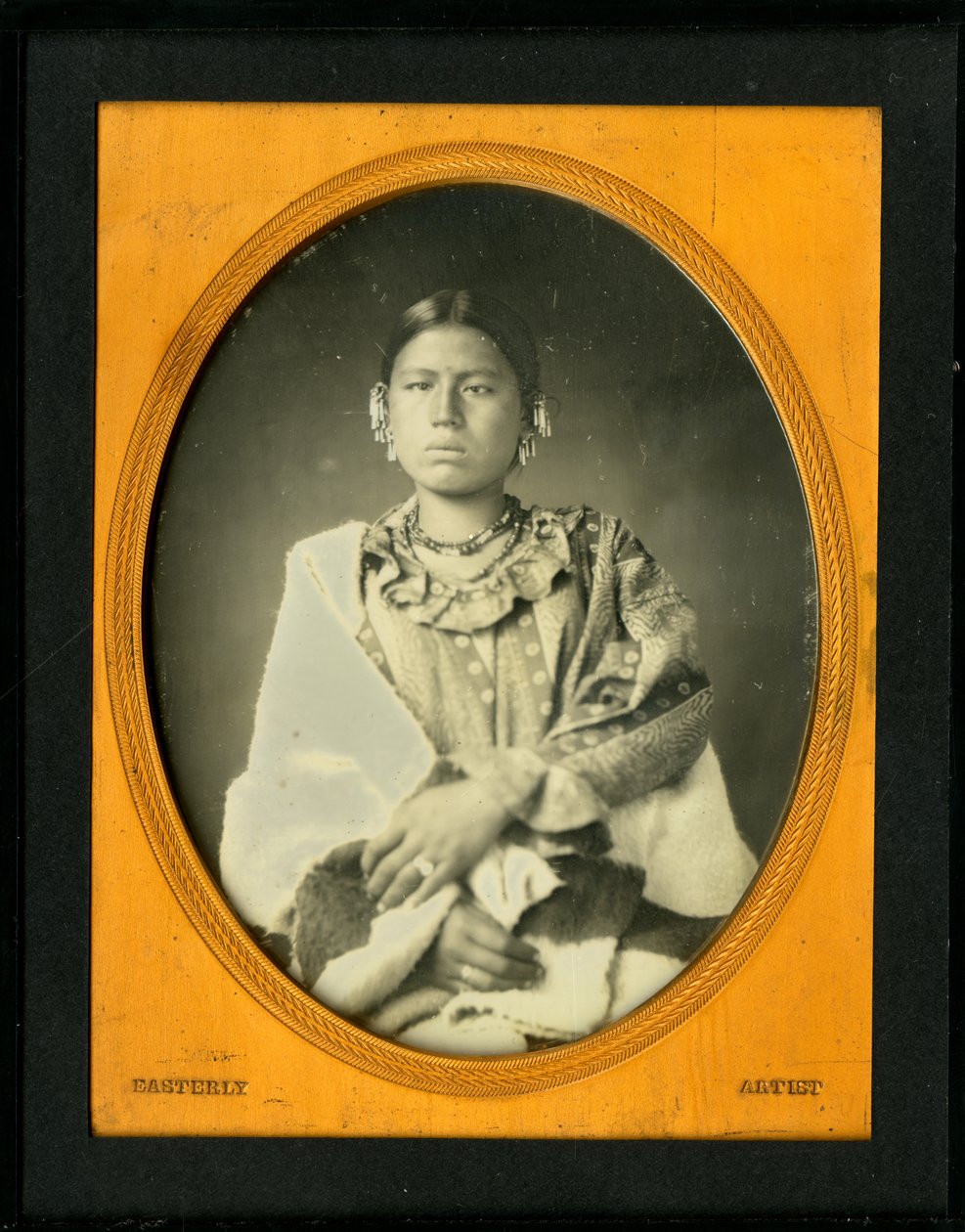 Muotokuva vaimon Mahee (veitsi), Iowa. (Kun-zan-ya). Maheen vaimo käyttää paksua vilttiä ympärillään ja helmikoruja. tekijältä Thomas M. Easterly