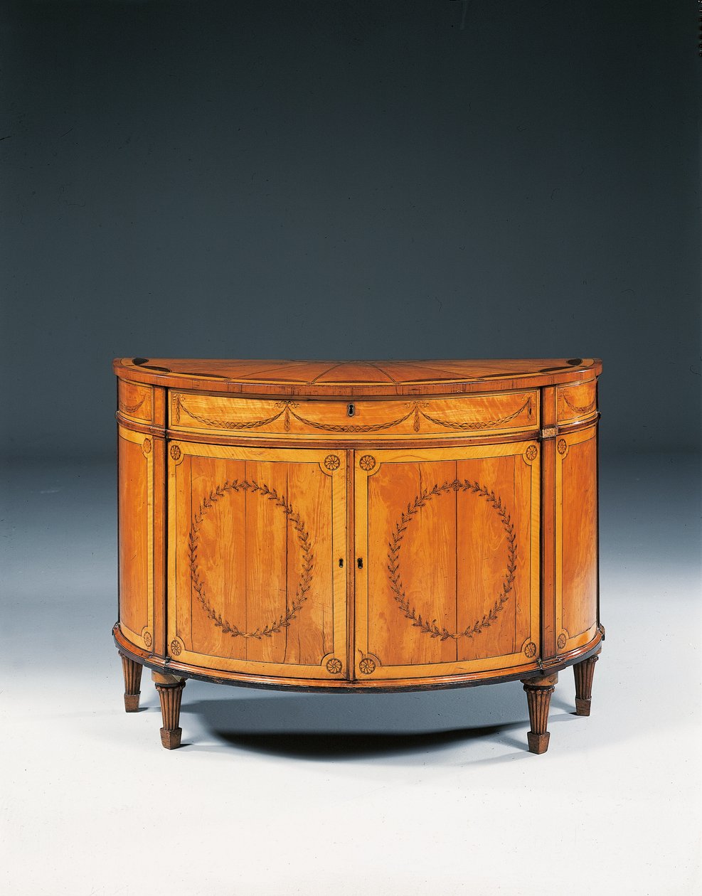 George III:n marquetry demi-lune lipasto, n. 1760-1779 (satiini, amarantti ja tulppaani) tekijältä Thomas (attr.to) Chippendale