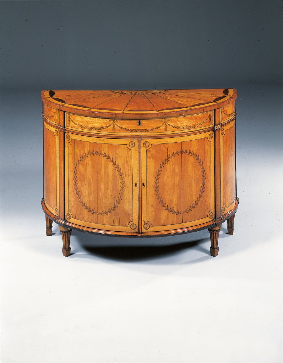 George III:n marquetry demi-lune lipasto, n. 1760-1779 (satiini, amarantti ja tulppaani) tekijältä Thomas (attr.to) Chippendale