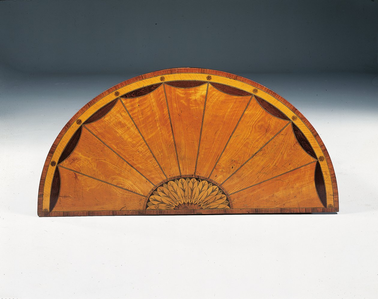 George III:n marquetry demi-lune lipasto, n. 1760-1779 (satiini, amarantti ja tulppaani) tekijältä Thomas (attr.to) Chippendale