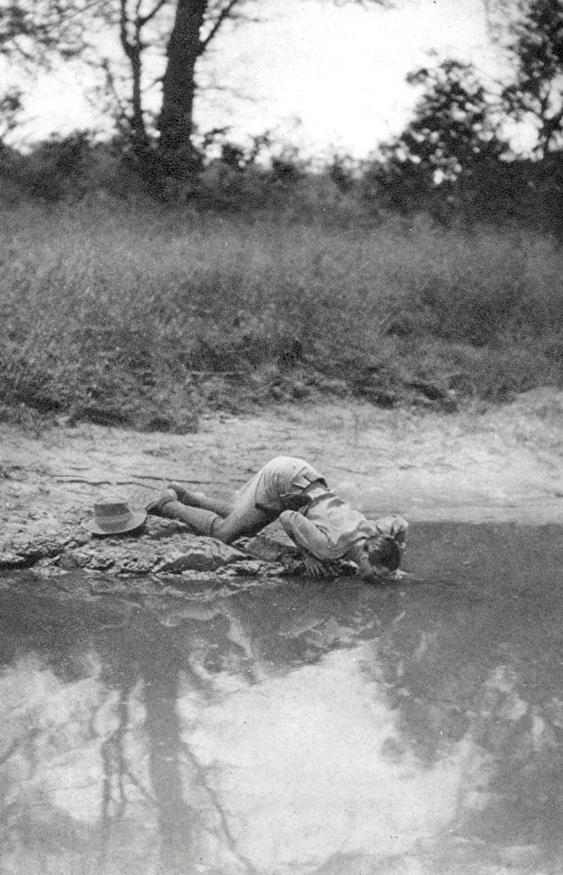 Errol Hinds juomassa, Mongallasta Terrakekkaan, Sudan, 1925 1927 tekijältä Thomas A. Glover