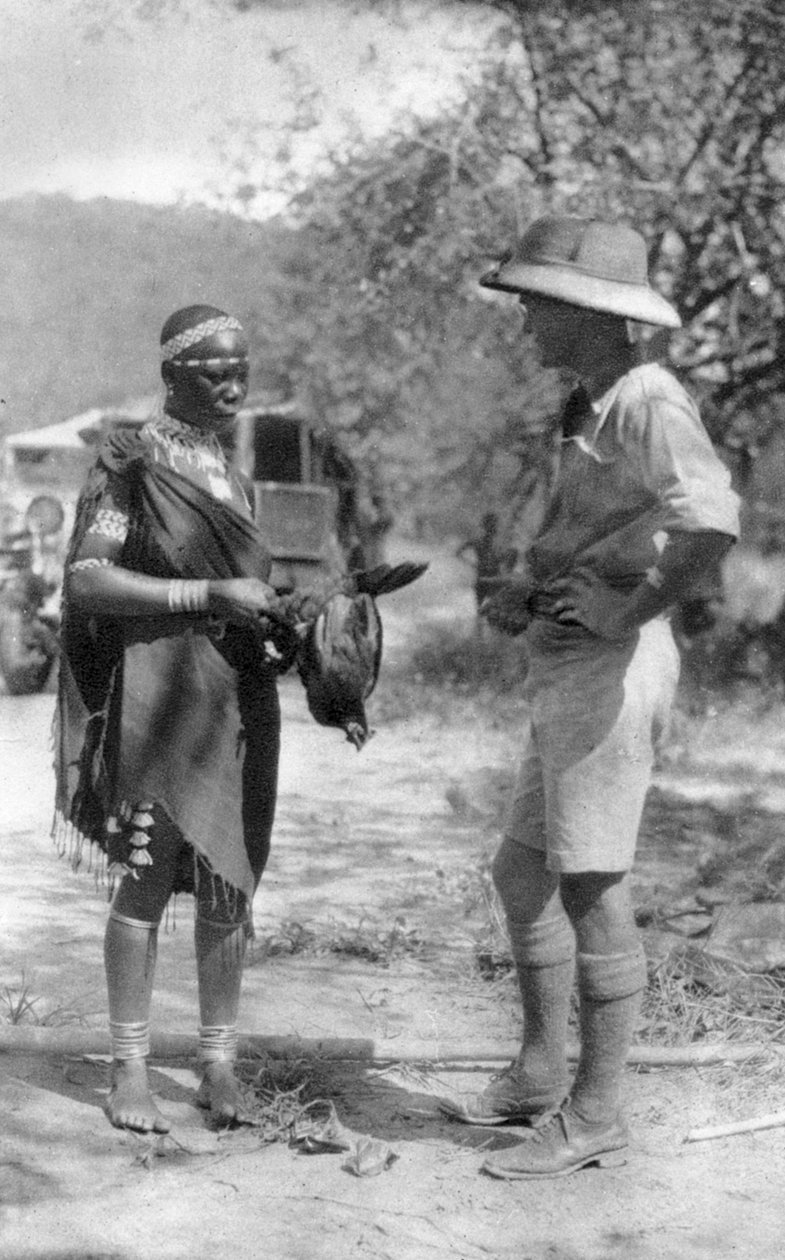 Errol Hinds tekemässä kauppaa kanoista, Wankie Victoria Fallsiin, Etelä-Rhodesia, 1925 1927 tekijältä Thomas A. Glover