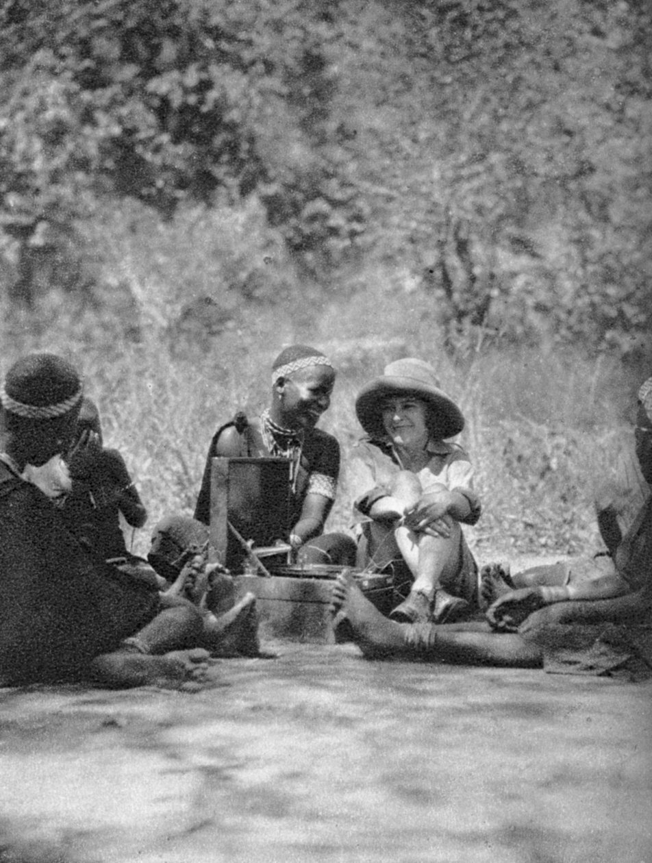 Gramofonin kuuntelu, Bulawayo Dettille, Rhodesia, c1924-c1925 1927 tekijältä Thomas A. Glover