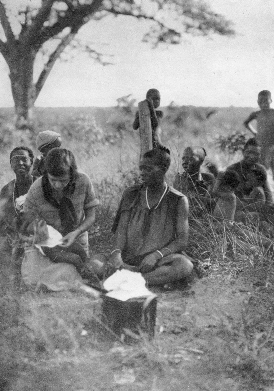 Stella Court Treatt hoitaa sairasta vauvaa, Bulawayo Dett, Etelä-Rhodesia, c1924-c1925 1927 tekijältä Thomas A. Glover