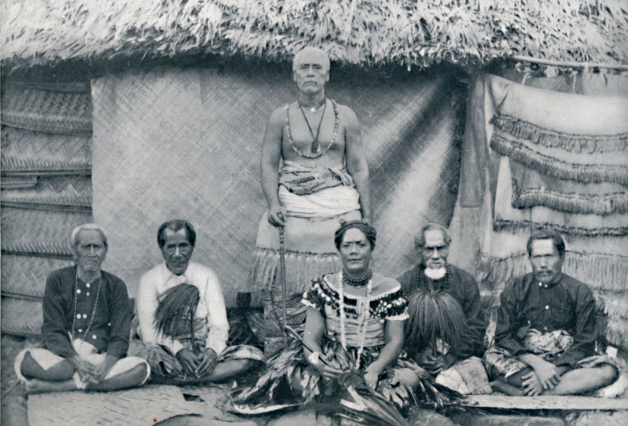 Ryhmä samoalaisia, mukaan lukien tunnettu kapinallinen Mataafa Iosefo seisova hahmo, 1902 tekijältä Thomas Andrew