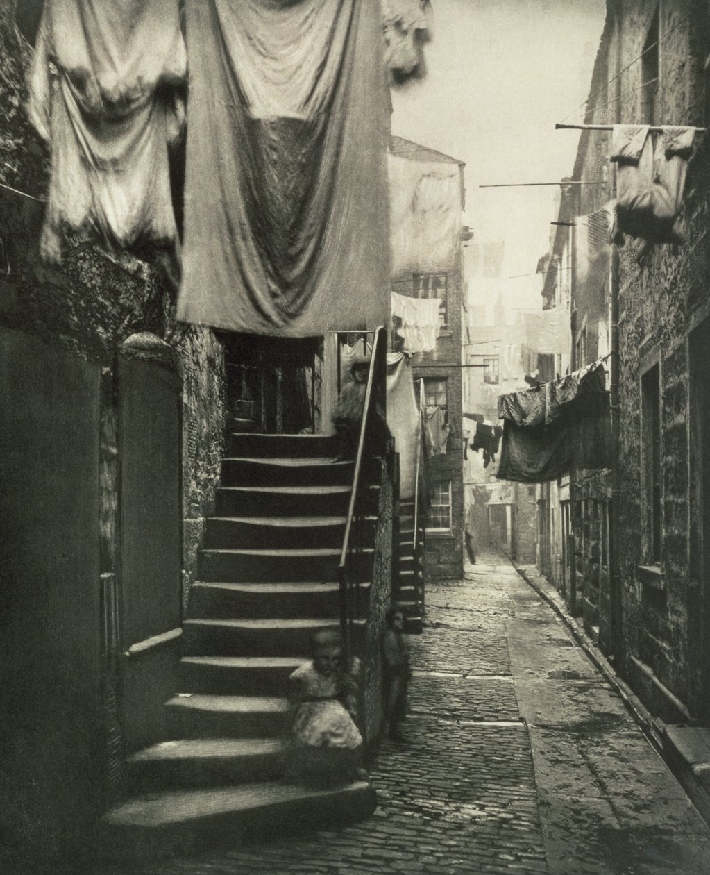 Sulje nro. 193, 17-27 High Street, Glasgow, elokuvasta "Old Closes and Streets", 1868 tekijältä Thomas Annan