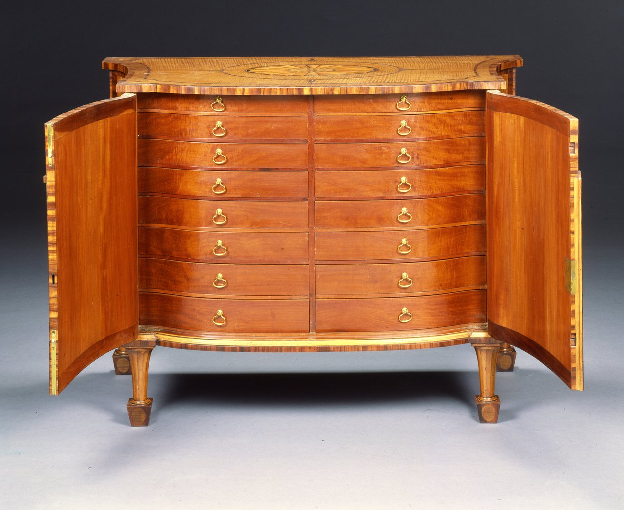 Yksi George III:n lipastoparista (harewood & kingwood) tekijältä Thomas Chippendale