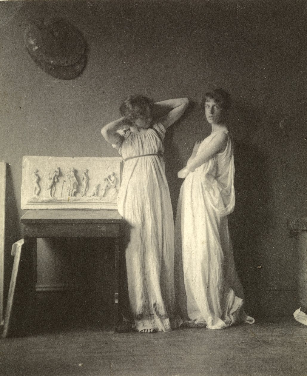 Kaksi naismallia klassisissa asuissa ja Eakinsin veistos "Arcadia", n. 1883 (platinaprintti) tekijältä Thomas Cowperthwait Eakins