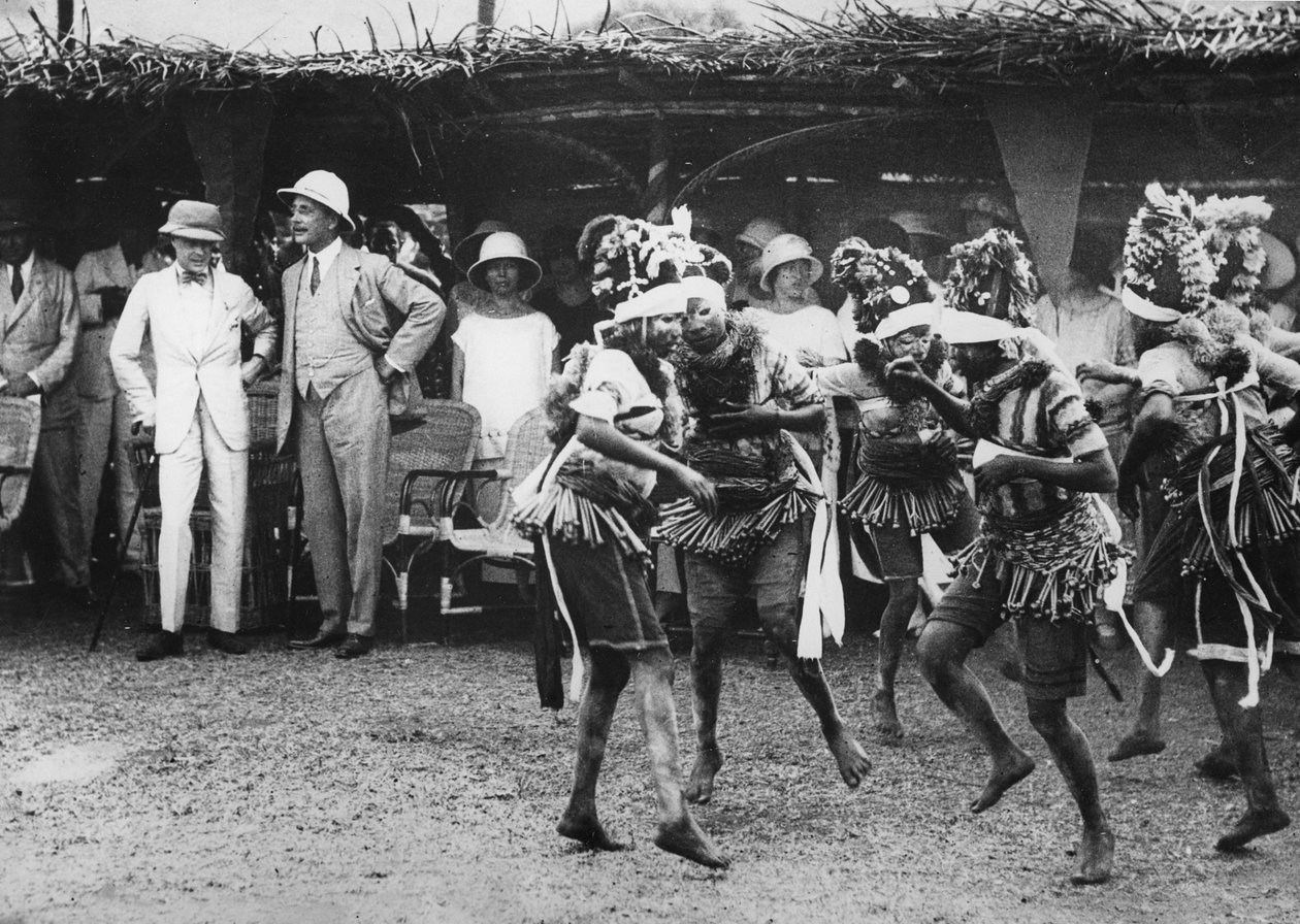 Bundu-heimon tytöt tanssivat prinssin edessä, Freetown, Sierra Leone, 1925. tekijältä Thomas E. and Horace Grant Grant