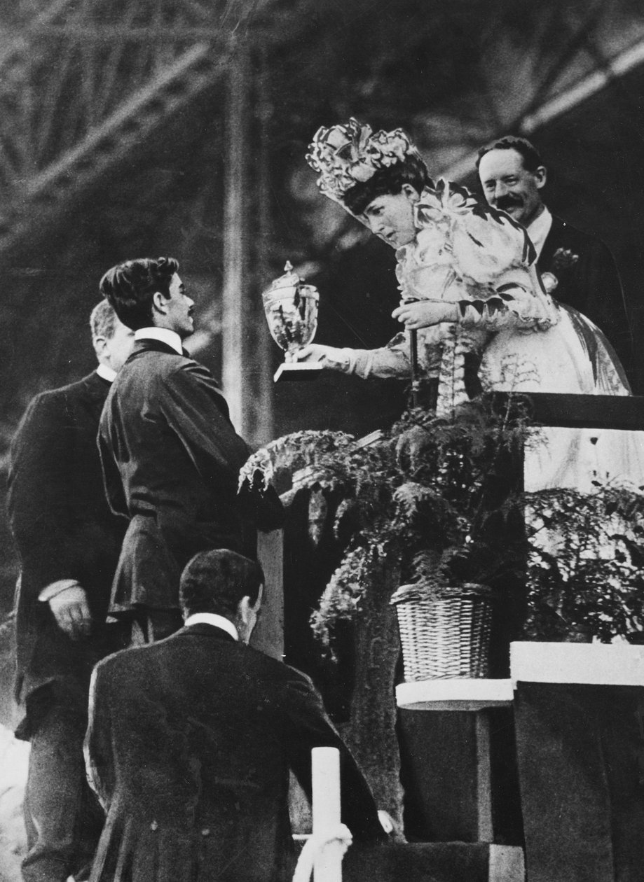 Kuningatar Alexandra luovuttaa Dorandolle erikoiskupin hänen suurenmoisen ponnistuksensa voittaa olympiamaratonin heinäkuussa 1908 muistoksi. tekijältä Thomas E. and Horace Grant Grant