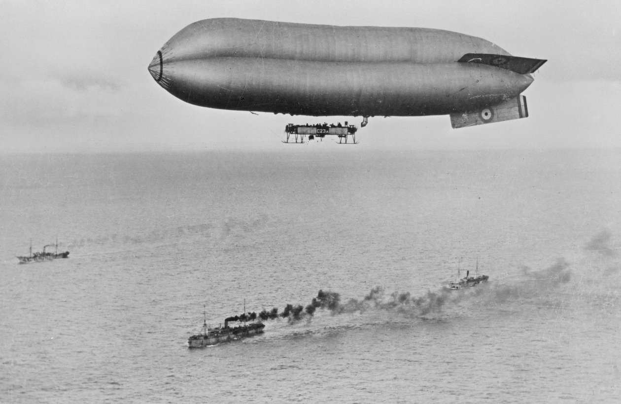 RNAS Coastal Class -ilmalaiva C23A lentävä sotalaiva-saattueen yläpuolella, n. 1917 tekijältä Thomas E. and Horace Grant Grant