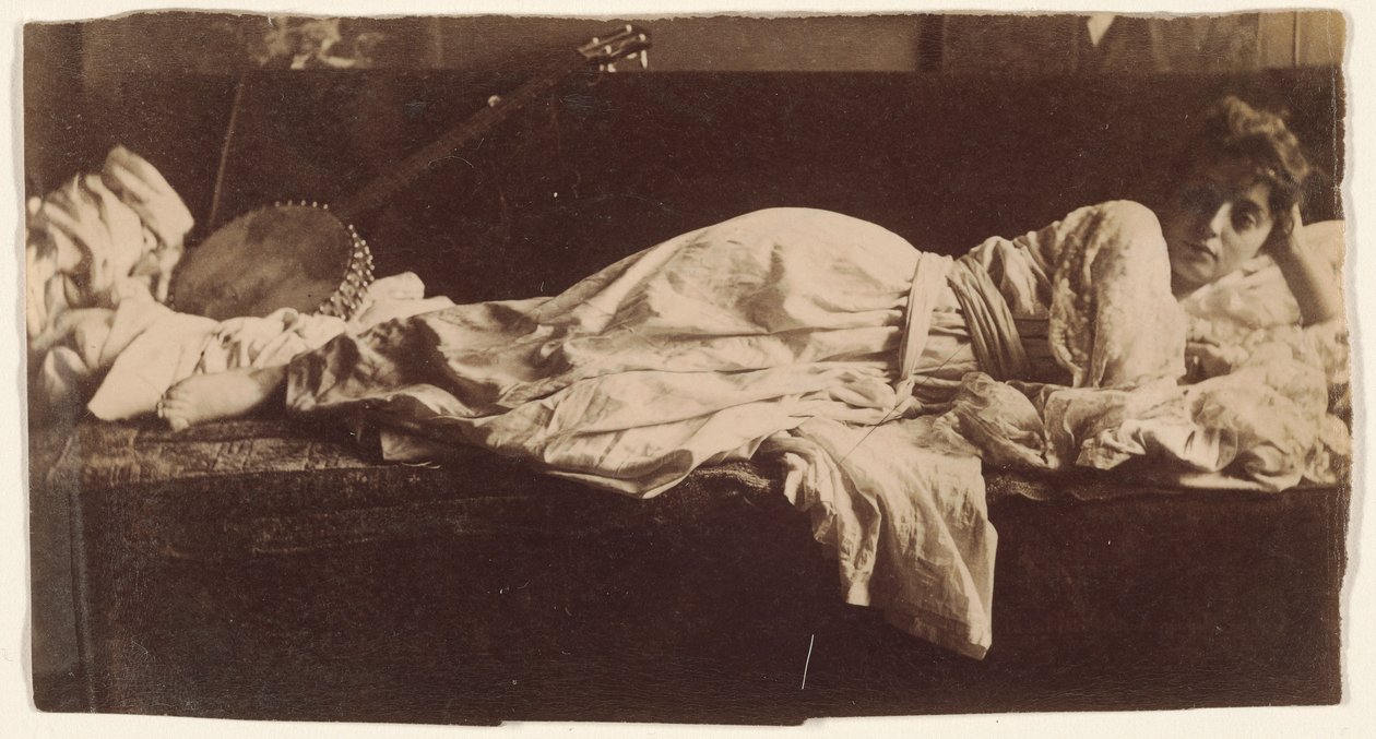 [Blanche Gilroy klassisessa puvussa, makuulla banjon kanssa] tekijältä Thomas Eakins