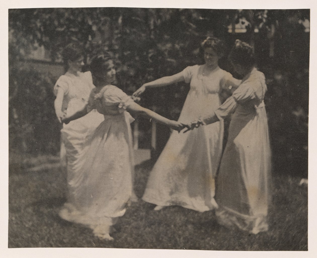 Susan Hannah Macdowell, tuntematon tyttö, Elizabeth Macdowell ja mahdollisesti Mary Macdowell Macdowell-talossa tekijältä Thomas Eakins