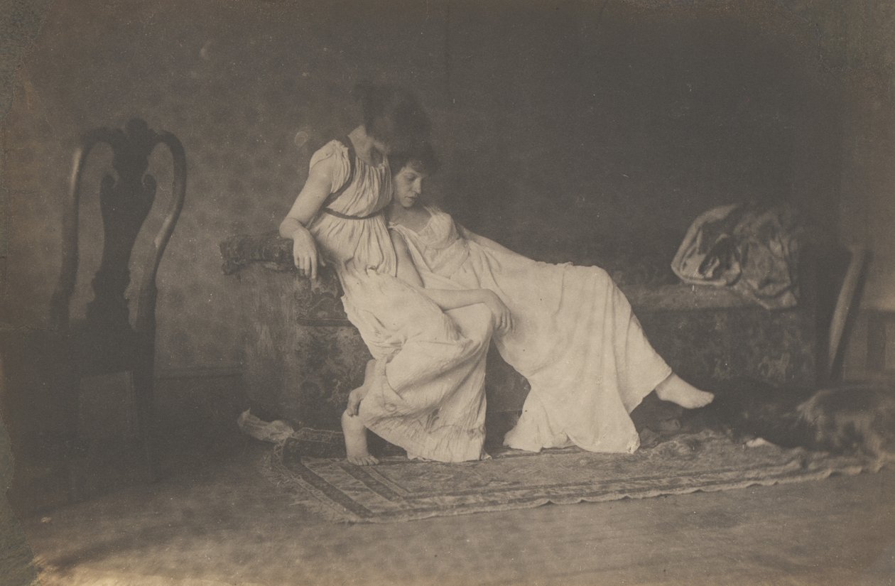[Kaksi naisopiskelijaa klassisessa puvussa Eakinsin ateljeessa] tekijältä Thomas Eakins