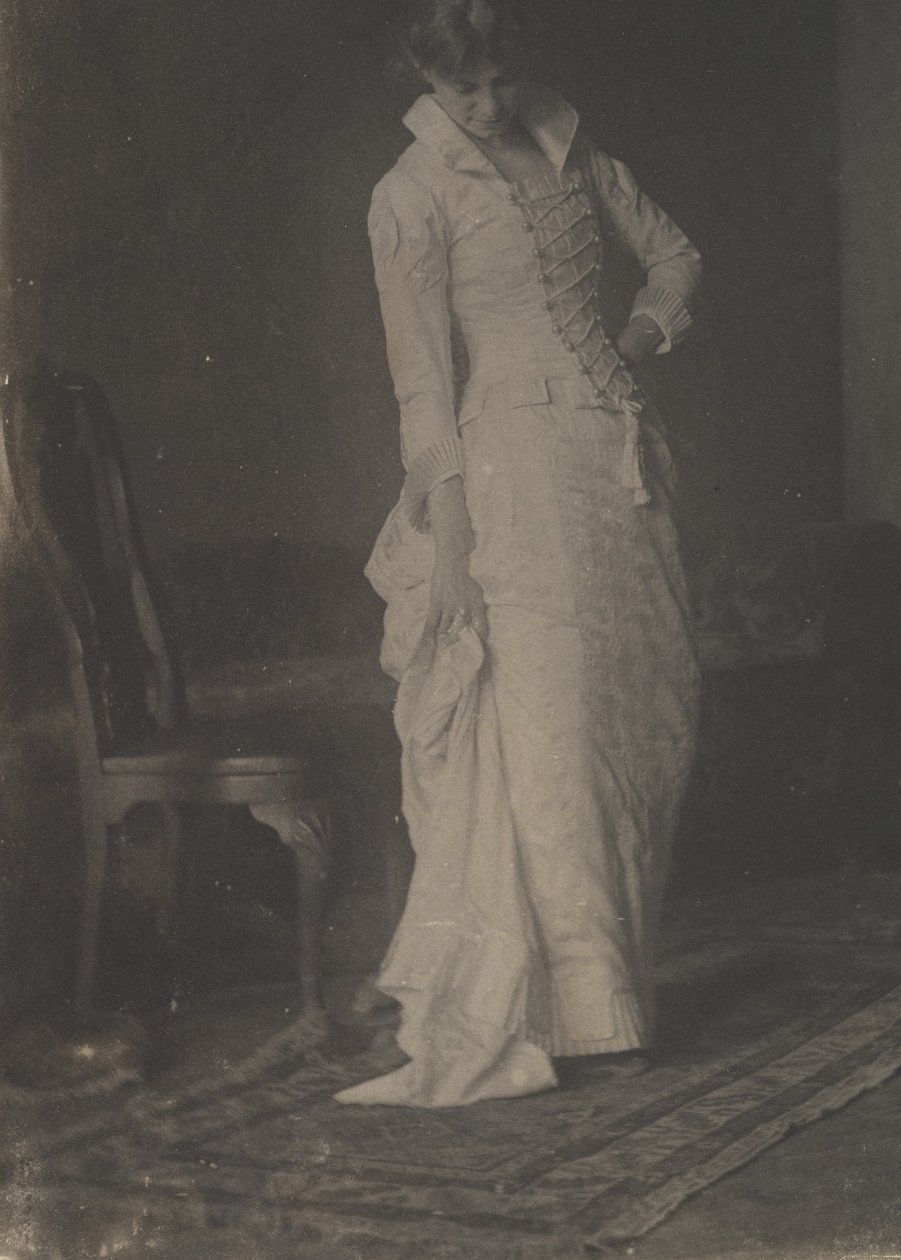 [Nainen valkoisessa pitsillisessä bodice-mekossa Thomas Eakinsin studiossa], 1880- ja 1880-luvut. tekijältä Thomas Eakins
