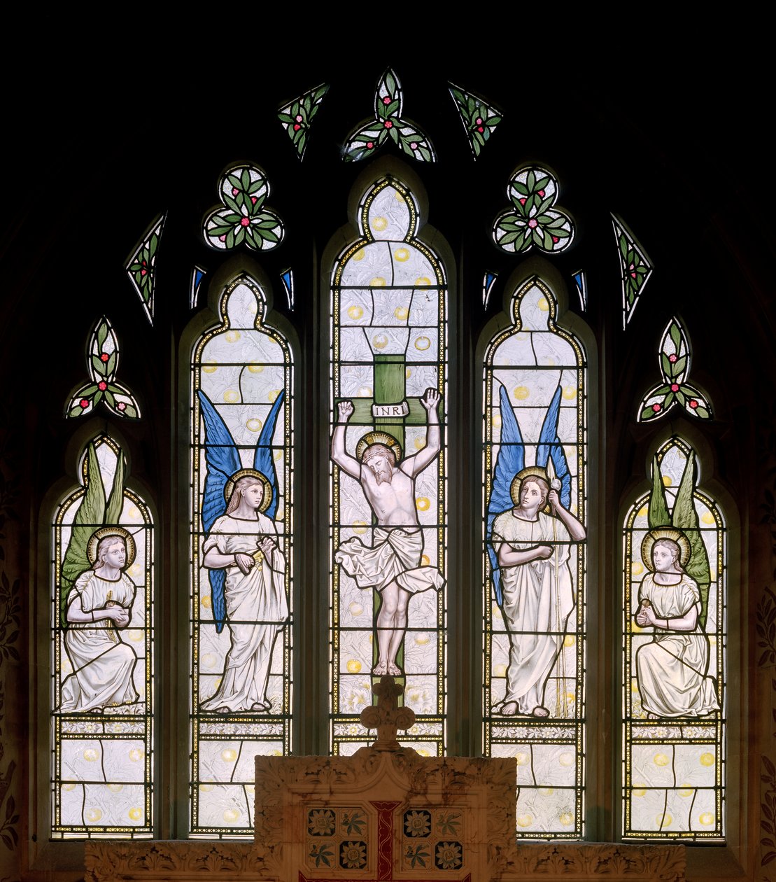 Hornblotton, St Peter, James Powell & Sons, Thomas G Jackson, East Window, Crucifixion & Angels, 1874 tekijältä Thomas Graham Jackson