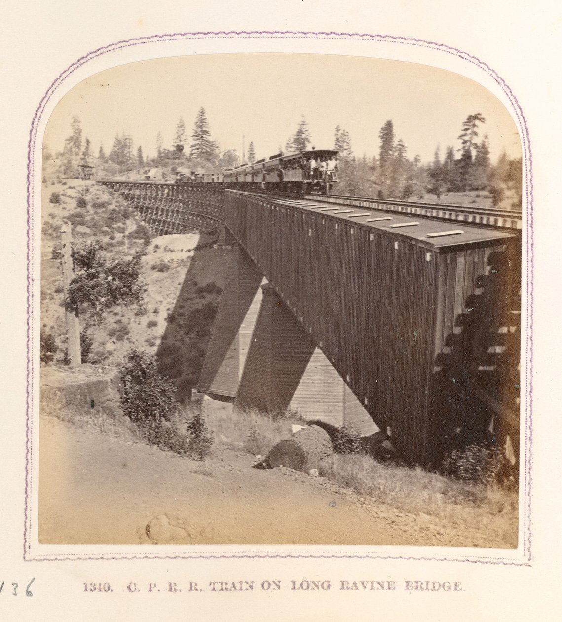 Juna Long Ravine -sillalla tekijältä Thomas Houseworth