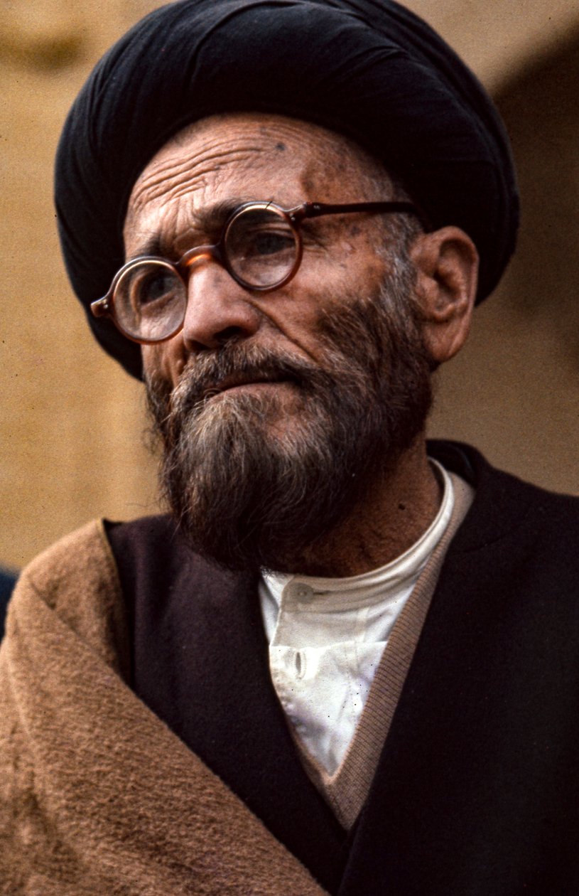 Iranilainen shiiapappi, jolla on silmälasit ja turbaani tekijältä Thomas J. Abercrombie