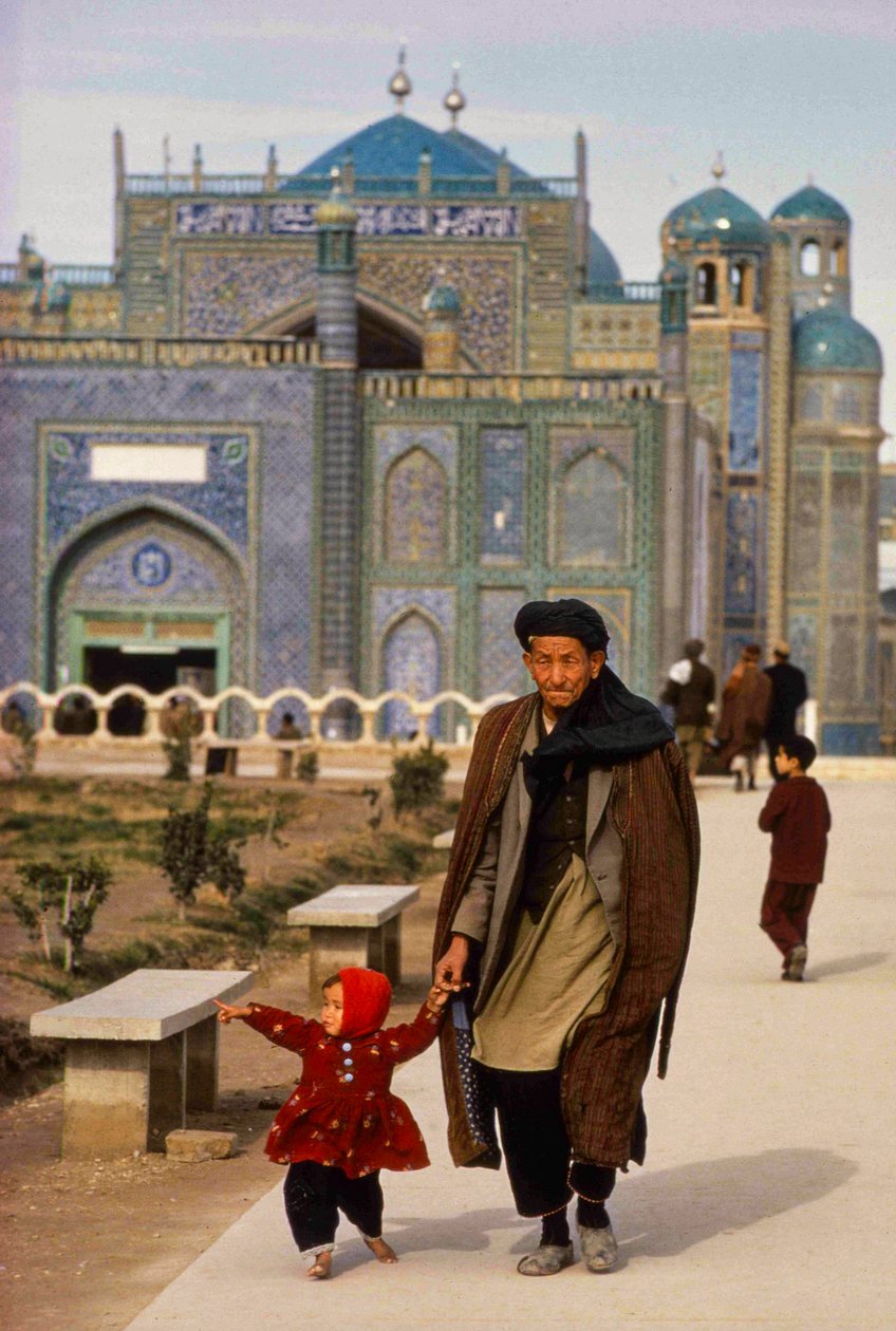 Mazar-i-Sharifissa sijaitsevan moskeijan ja mausoleumin, Masjid-e-Kabudin eli Rawze-e-Sharifin, kävijät... tekijältä Thomas J. Abercrombie