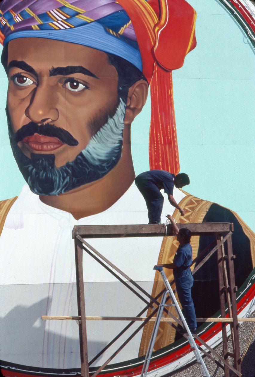 Työmiehet ylläpitävät jättimäistä seinämaalausta Qaboos bin Said Al Saidista, Omanin sulttaanista, joka oli Sultan... tekijältä Thomas J. Abercrombie