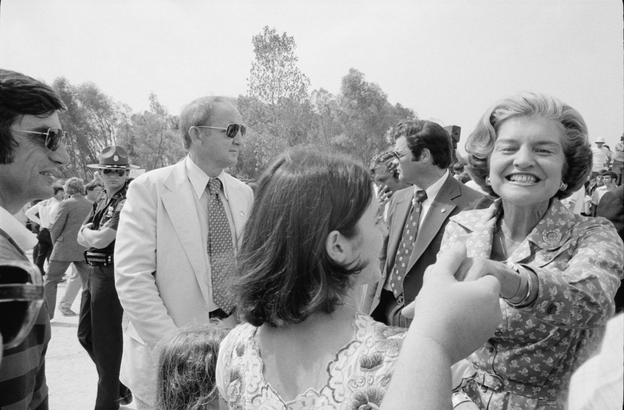 First Lady Betty Ford kättelee kampanjapysäkillä etelässä - tekijältä Thomas J. O