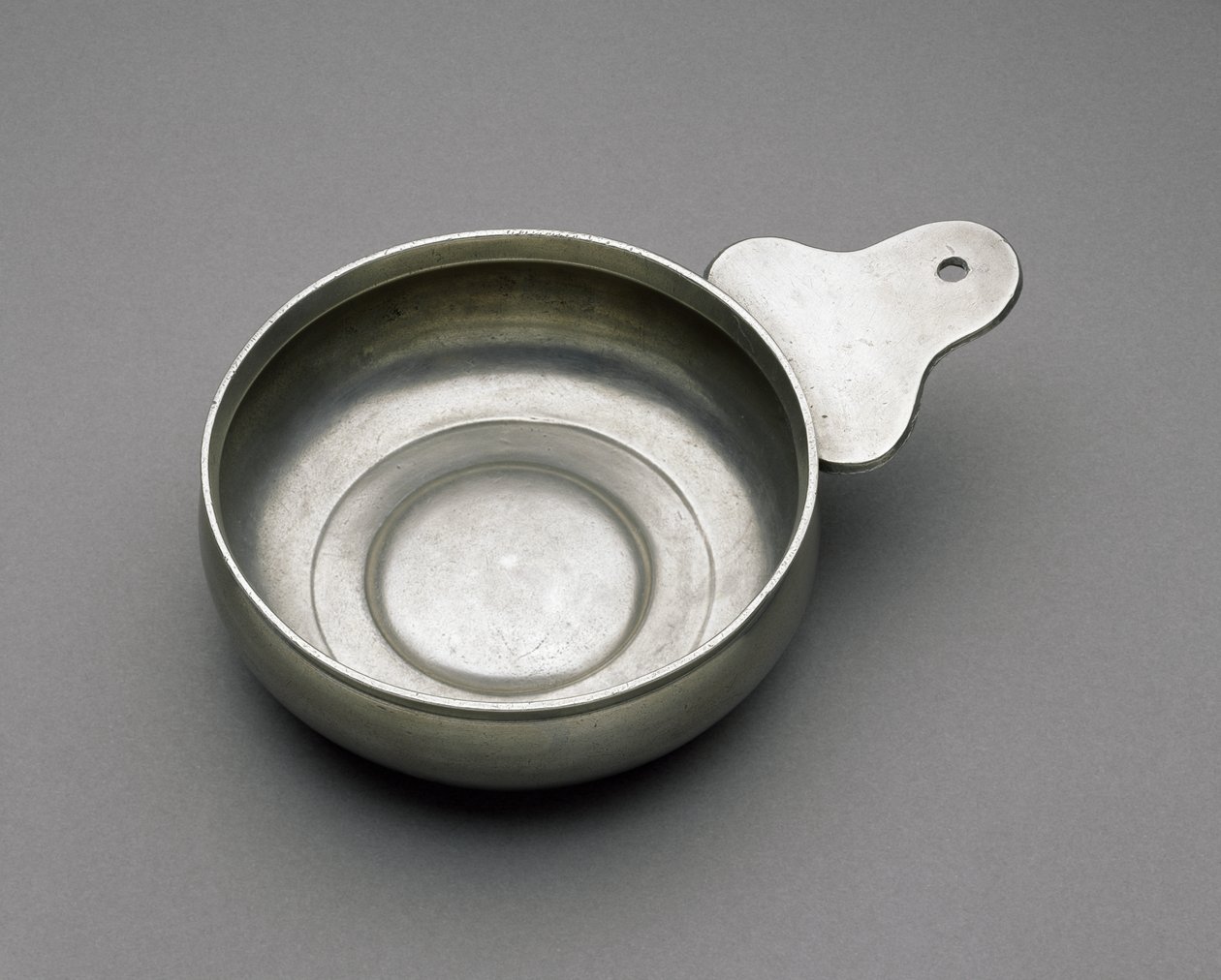 Porringer, c. 1793–1796 tai n. 1799–1824 (tina) tekijältä Thomas Melville