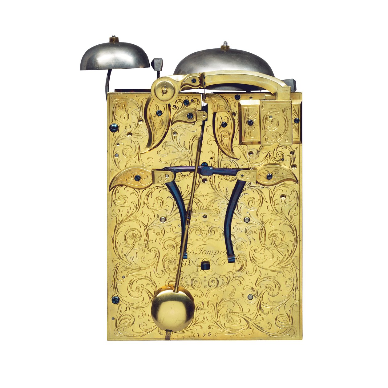 Yksityiskohta Queen Anne -kiinnityskellosta, jossa on vetoneljännestoisto, nro 376, n. 1705 (kullattua messinkiä) (katso myös 867498-500) tekijältä Thomas Tompion