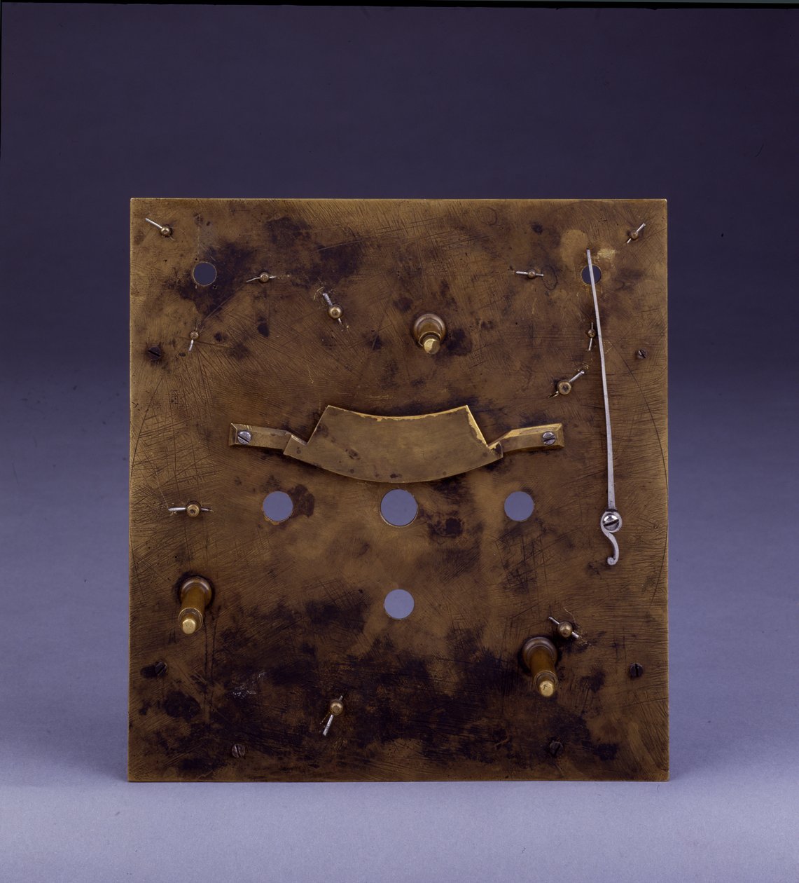 Yksityiskohta pienoiskoossa lyötävästä kellosta, nro. 222, n. 1695 tekijältä Thomas Tompion